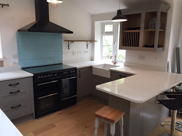 Beautiful fitted kitchen by HSS Carpentry
